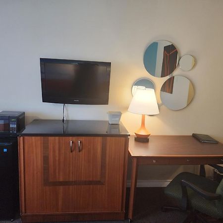 Howard Johnson By Wyndham Lindsay Bagian luar foto