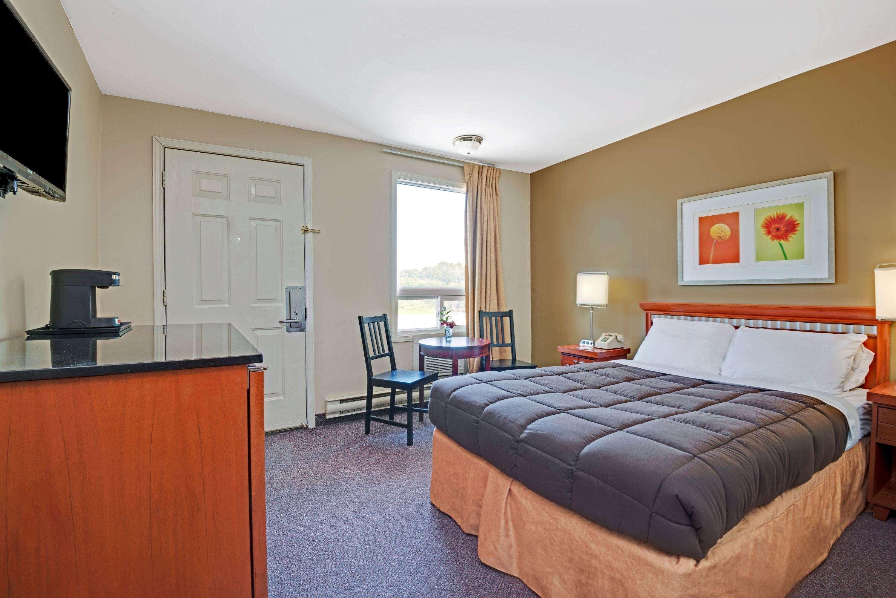 Howard Johnson By Wyndham Lindsay Bagian luar foto