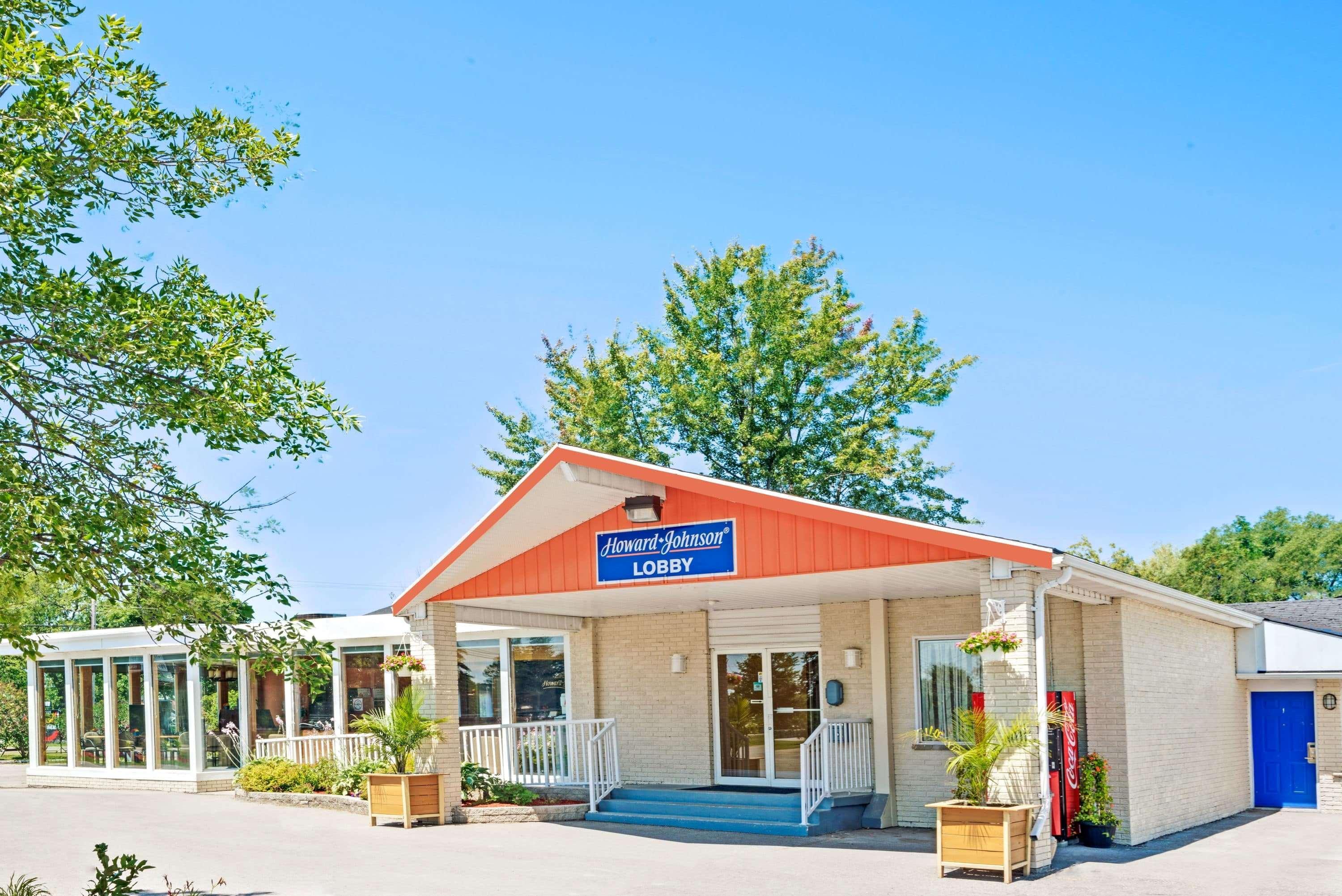 Howard Johnson By Wyndham Lindsay Bagian luar foto