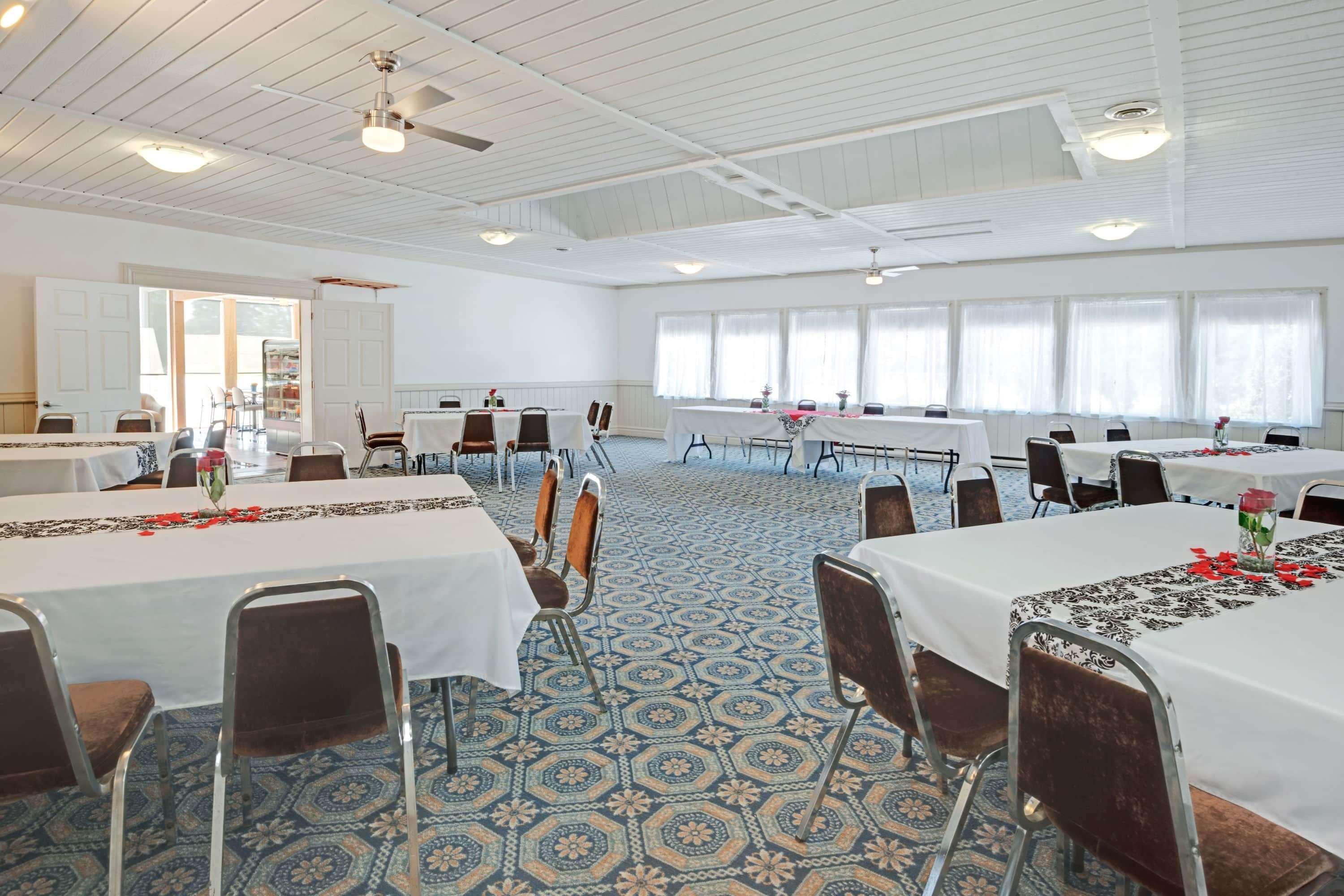 Howard Johnson By Wyndham Lindsay Bagian luar foto