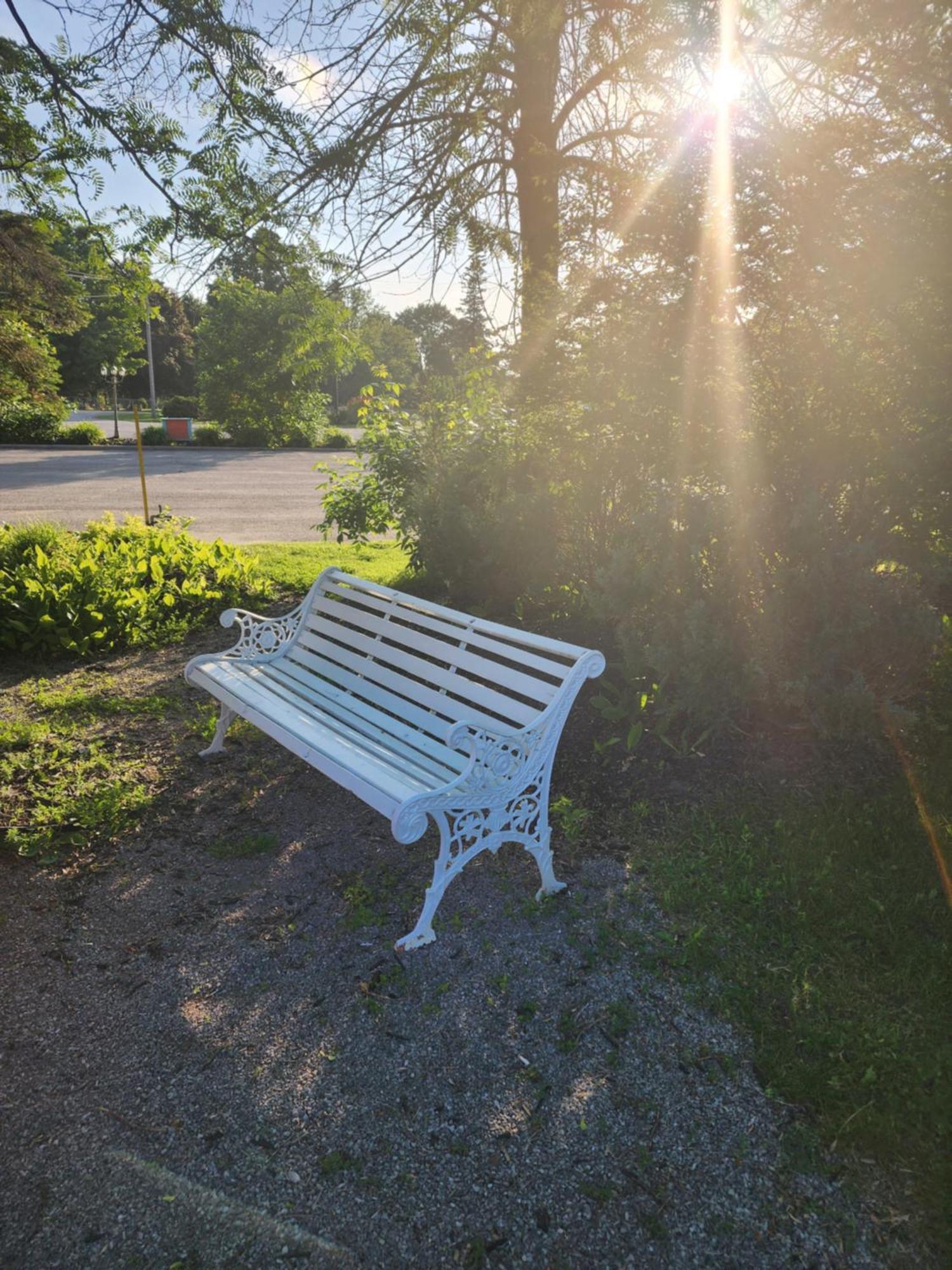 Howard Johnson By Wyndham Lindsay Bagian luar foto