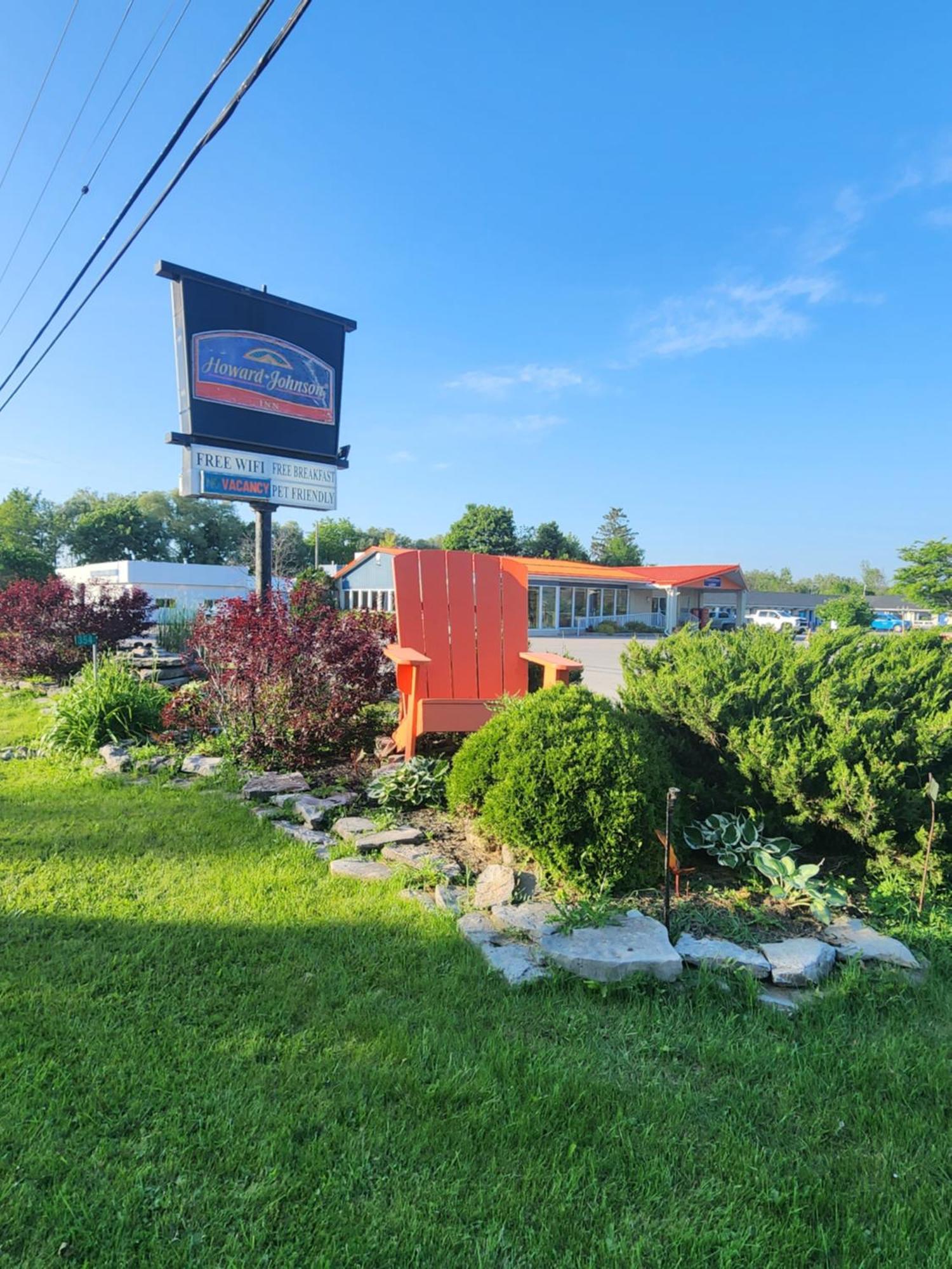 Howard Johnson By Wyndham Lindsay Bagian luar foto