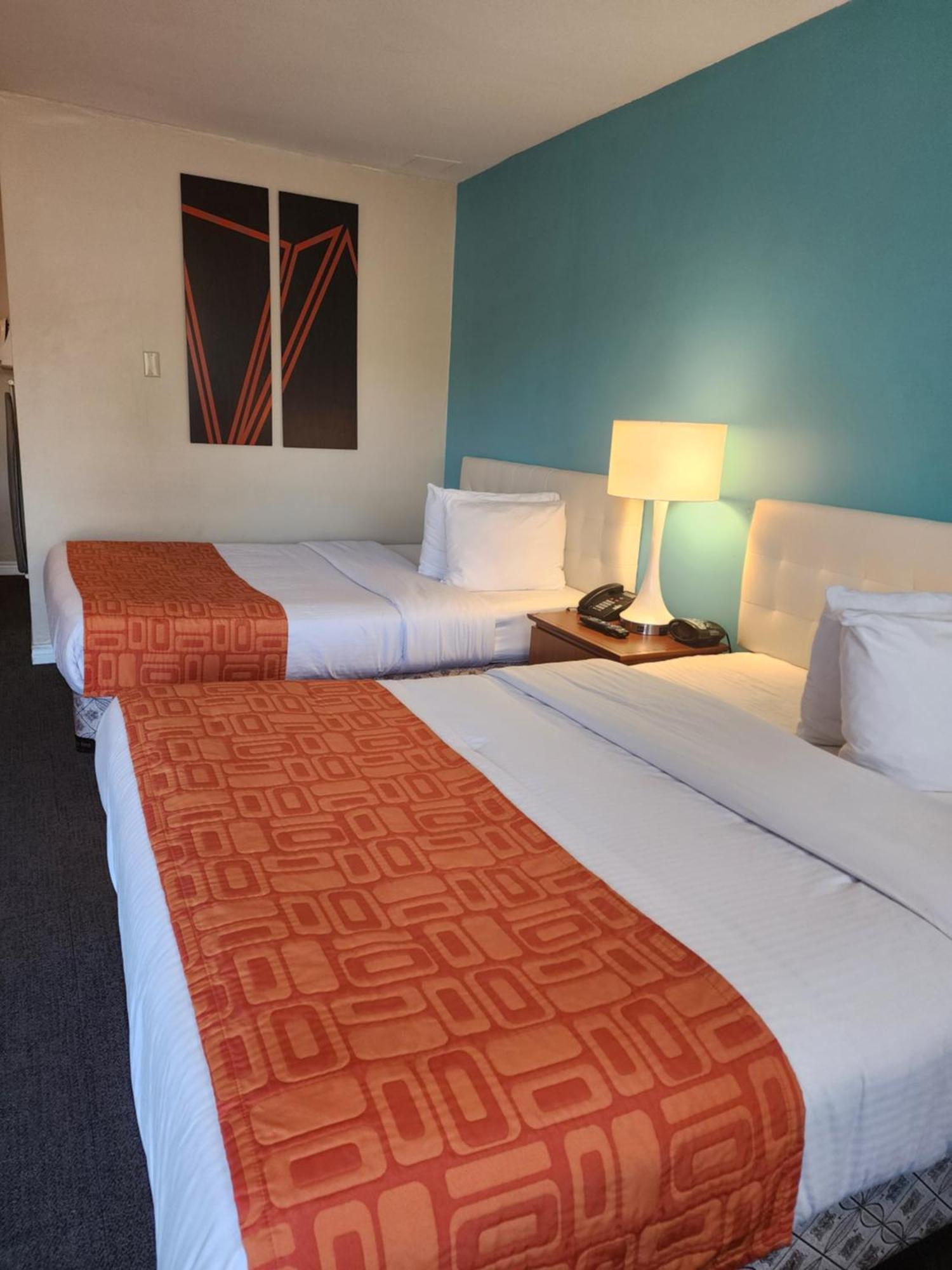 Howard Johnson By Wyndham Lindsay Bagian luar foto