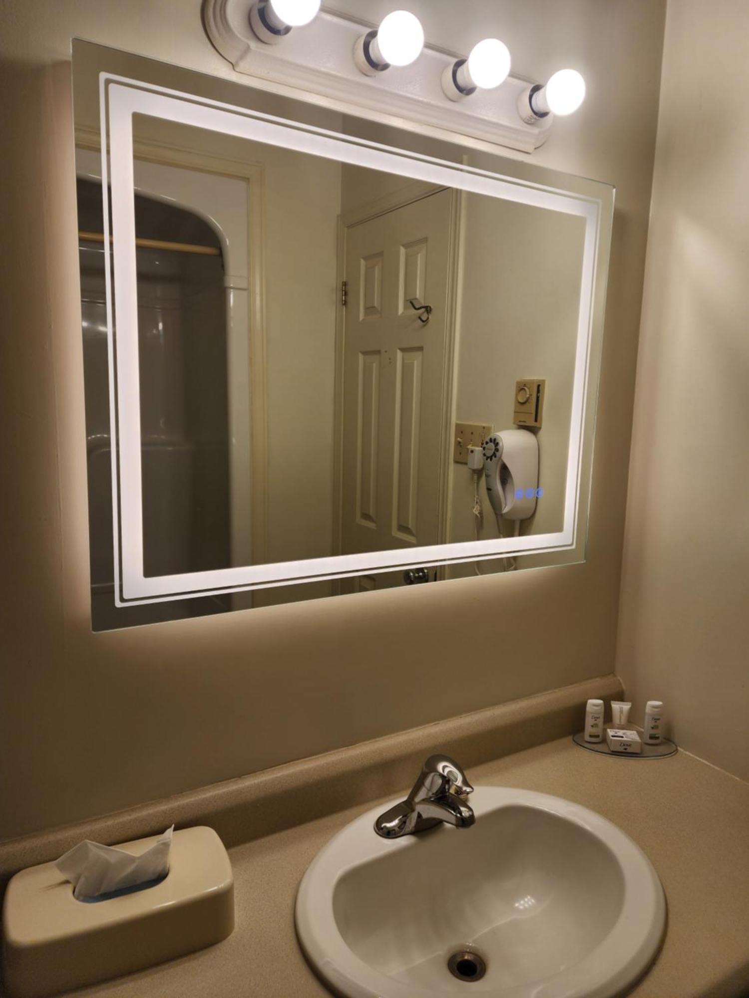 Howard Johnson By Wyndham Lindsay Bagian luar foto