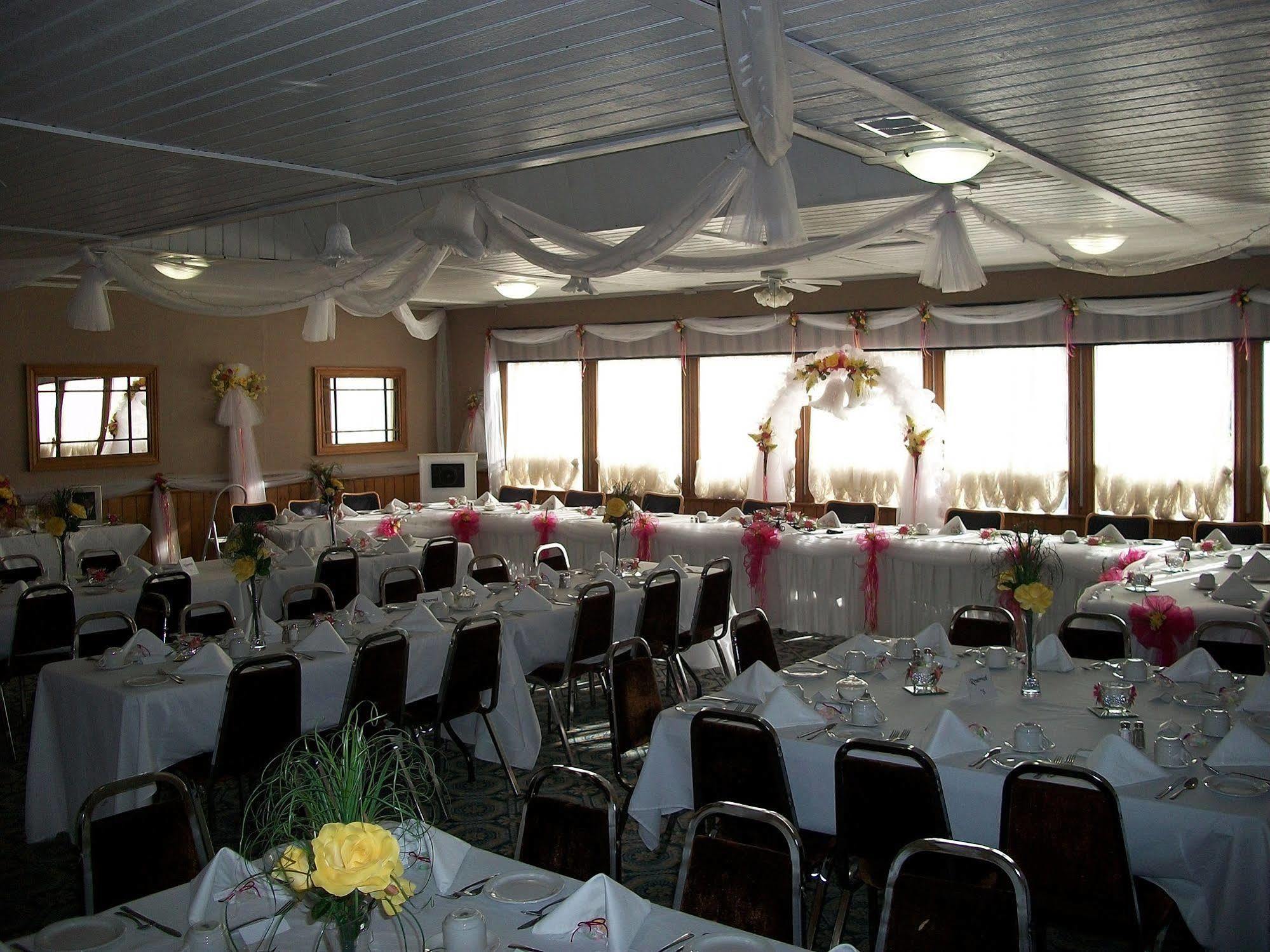 Howard Johnson By Wyndham Lindsay Bagian luar foto