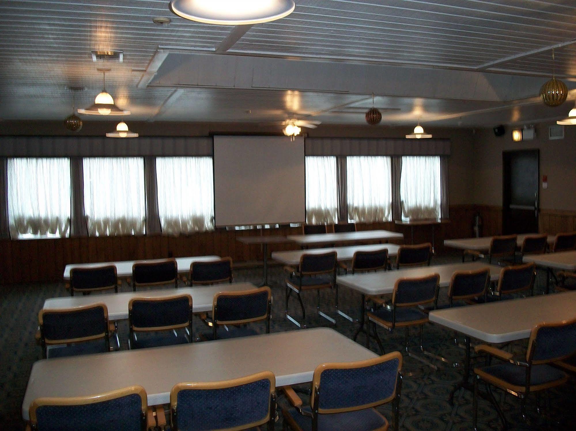 Howard Johnson By Wyndham Lindsay Bagian luar foto