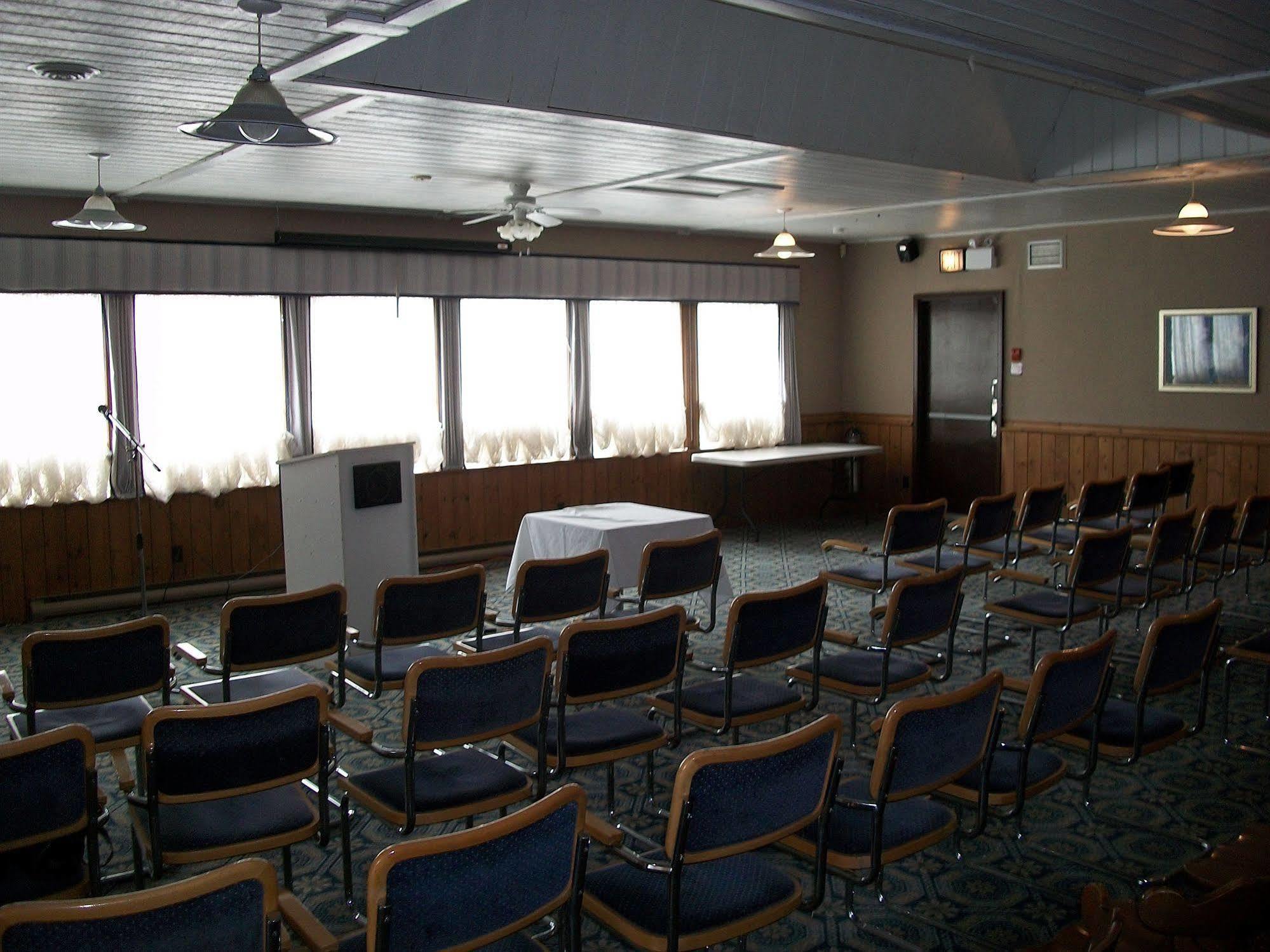 Howard Johnson By Wyndham Lindsay Bagian luar foto