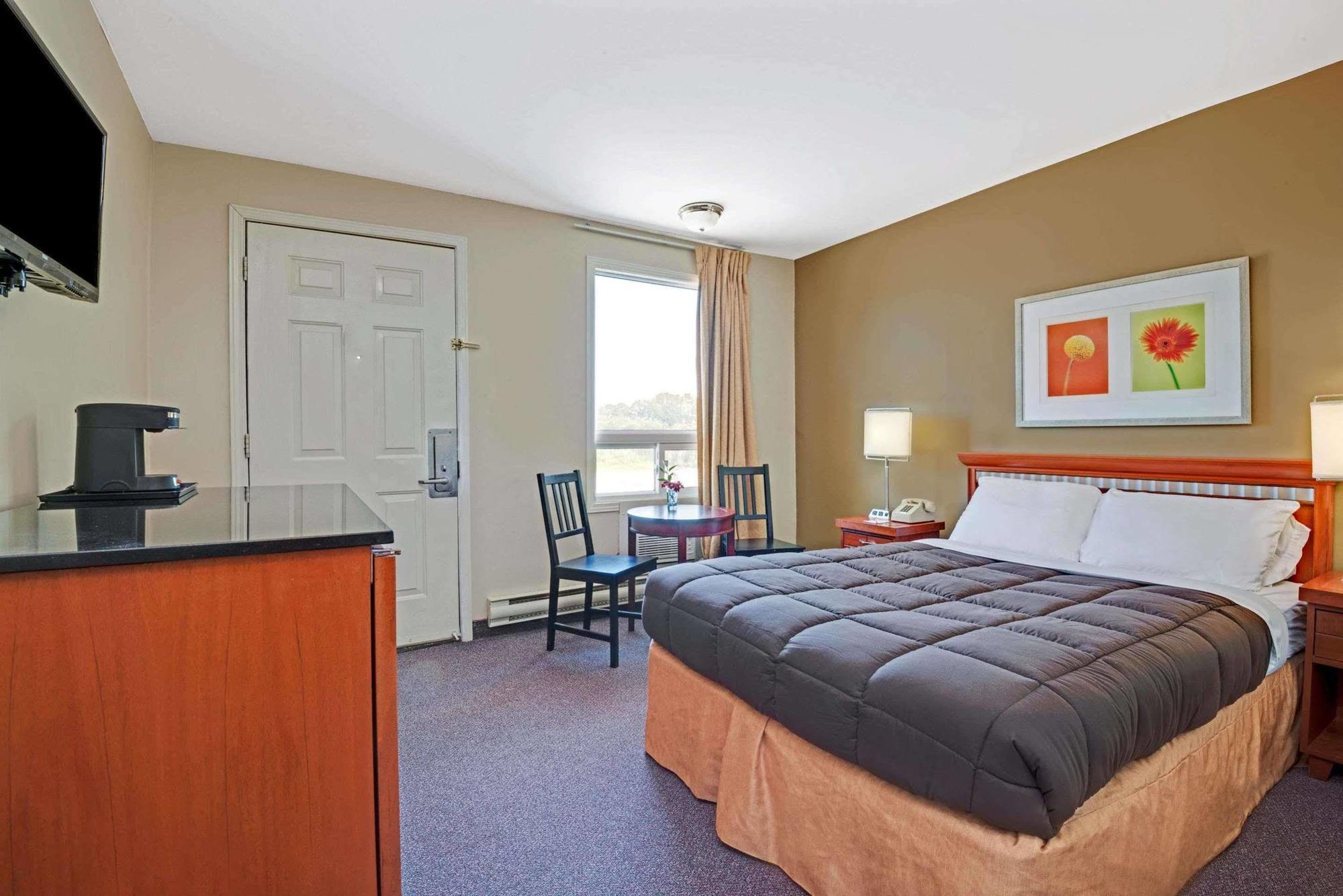 Howard Johnson By Wyndham Lindsay Bagian luar foto