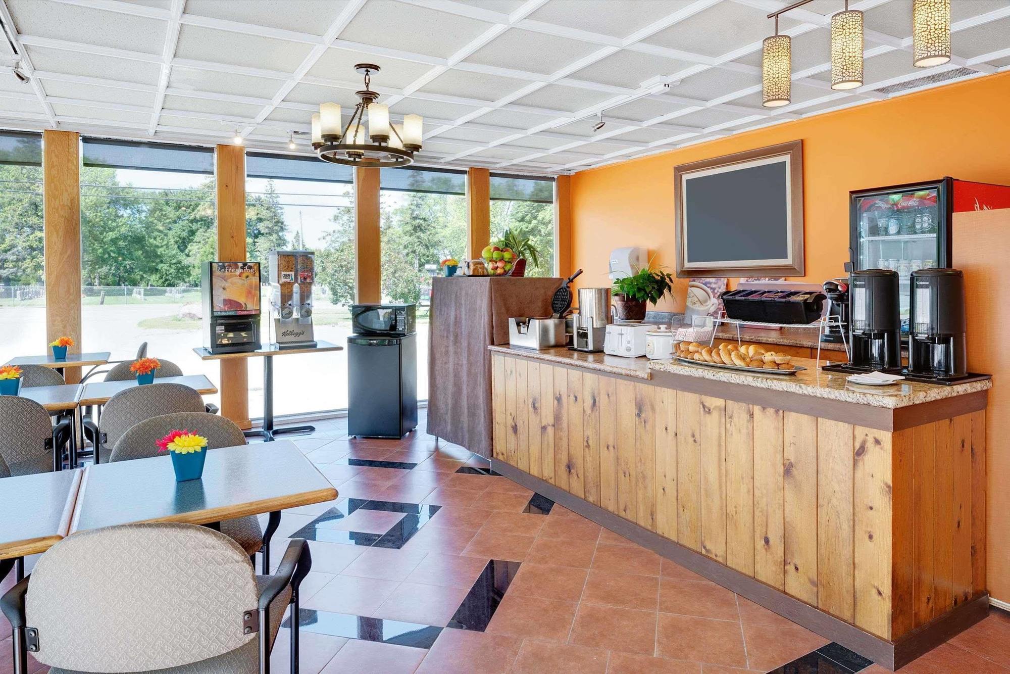Howard Johnson By Wyndham Lindsay Bagian luar foto